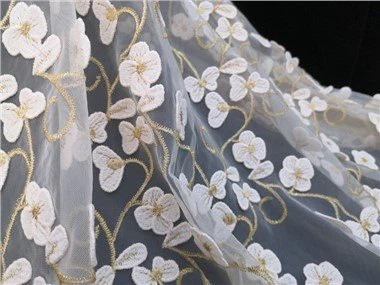 Spitzenstoff mit Netzstickerei